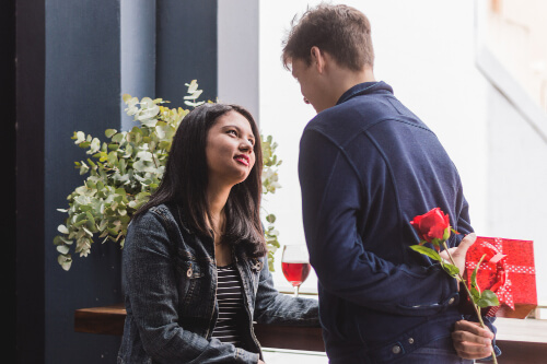 Ideas to impress your girlfriend with rose on rose day